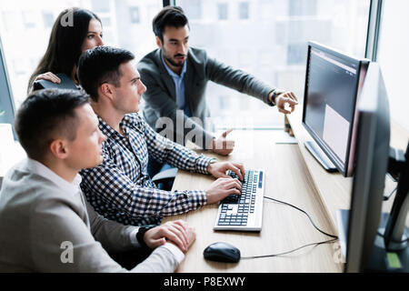 Junge Geschäftsleute Arbeiten am Computer im Büro Stockfoto