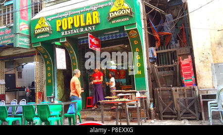 Touristen und Einheimische im Restaurant, Yangon Myanmar Stockfoto