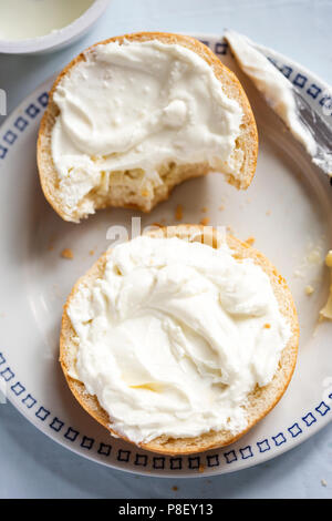 Brötchen Sie mit Butter und Frischkäse Stockfoto