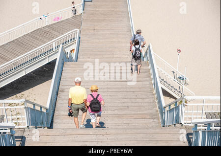 Touristen auf der Treppe über die Steilküste, die zum Pier, Sellin, Rügen, Mecklenburg-Vorpommern, Deutschland, Europa Stockfoto