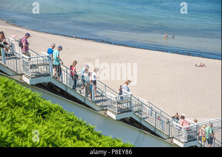 Touristen auf der Treppe über die Steilküste, die zum Pier, Sellin, Rügen, Mecklenburg-Vorpommern, Deutschland, Europa Stockfoto