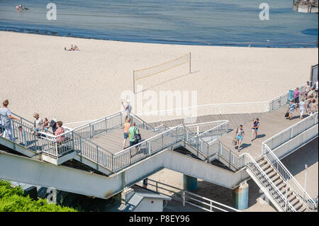 Touristen auf der Treppe über die Steilküste, die zum Pier, Sellin, Rügen, Mecklenburg-Vorpommern, Deutschland, Europa Stockfoto