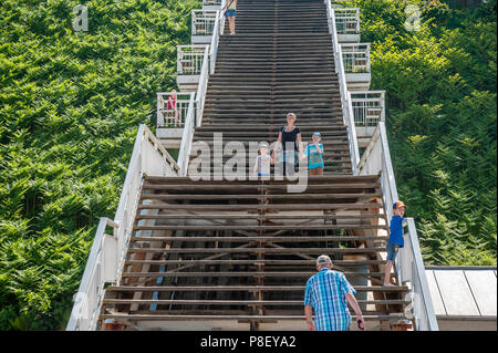 Touristen auf der Treppe über die Steilküste, die zum Pier, Sellin, Rügen, Mecklenburg-Vorpommern, Deutschland, Europa Stockfoto