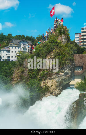 Laufen, Schweiz - Juli 16, 2014: Die Menschen auf dem Felsen in der Rheinfall. Der Rheinfall ist ein Wasserfall am Rhein, an der Grenze zwischen t Stockfoto