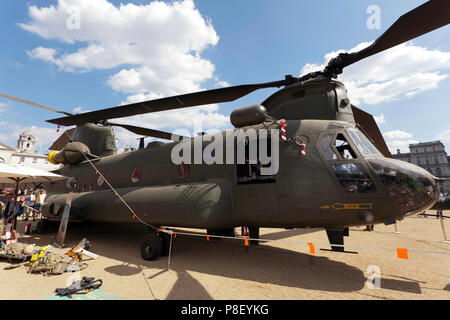 Anzeigen einer Boeing Chinook HC 6A heavy-lift Hubschrauber, auf der Horse Guards Parade, als Teil der RAF 100 Centenary Celebration Stockfoto