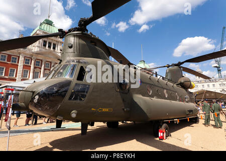 Anzeigen einer Boeing Chinook HC 6A heavy-lift Hubschrauber, auf der Horse Guards Parade, als Teil der RAF 100 Centenary Celebration Stockfoto