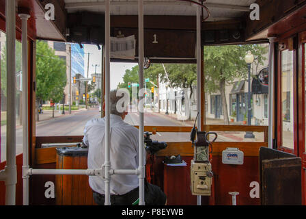 Innenansicht von hinten den Treiber auf einer Straßenbahn auf der McKinney Avenue Trolley System in Dallas, Texas. Die M-Line Trolley ist frei zu fahren. Stockfoto