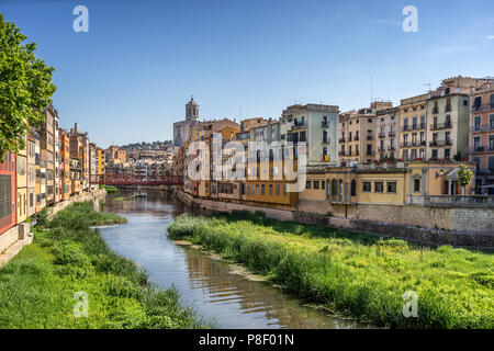 Bunte Häuser am Ufer des Flusses Onyar Girona Spanien Stockfoto