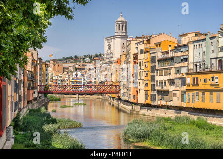 Mit Blick auf den Fluss Onyar auf die bunten Häuser in Girona, Katalonien Stockfoto