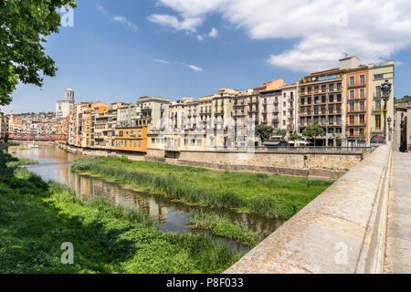 Bunte Häuser am Ufer des Flusses Onyar Girona Spanien Stockfoto