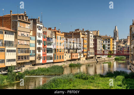 Bunte Häuser am Ufer des Flusses Onyar Girona Spanien Stockfoto