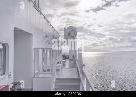 Deck der weißen Passagierfähre mit einem Passagier in der Ostsee an einem bewölkten Tag Stockfoto