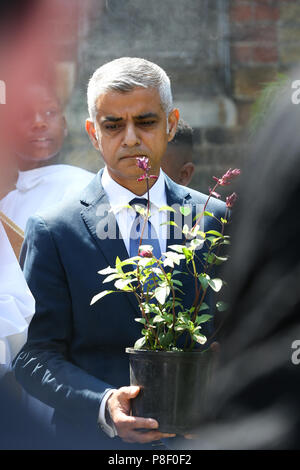 Sadiq Khan, Bürgermeister von London und der Rt Rev Dame Sarah Mullally DB, Bischof von London, besucht die Einweihung des Gartens für Heilung und Frieden einen neuen Memorial Garden in der St. Clement's Church, Notting Dale zum ersten Jahrestag des Brandes an Grenfell Turm zu markieren. Mit: Sadie Khan - Bürgermeister von London, Wo: London, Großbritannien Wann: 10 Jun 2018 Credit: Dinendra Haria/WANN Stockfoto