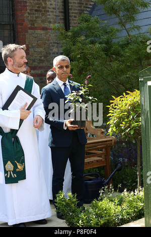 Sadiq Khan, Bürgermeister von London und der Rt Rev Dame Sarah Mullally DB, Bischof von London, besucht die Einweihung des Gartens für Heilung und Frieden einen neuen Memorial Garden in der St. Clement's Church, Notting Dale zum ersten Jahrestag des Brandes an Grenfell Turm zu markieren. Mit: Sadie Khan - Bürgermeister von London, Wo: London, Großbritannien Wann: 10 Jun 2018 Credit: Dinendra Haria/WANN Stockfoto