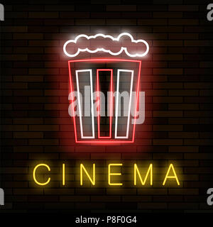 Kino Licht Leuchtreklame auf Backstein Hintergrund. Farbige Tafel. Hell leuchtende Banner mit Popcorn Symbol Stockfoto