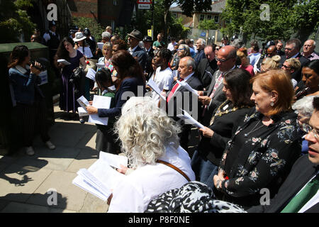 Sadiq Khan, Bürgermeister von London und der Rt Rev Dame Sarah Mullally DB, Bischof von London, besucht die Einweihung des Gartens für Heilung und Frieden einen neuen Memorial Garden in der St. Clement's Church, Notting Dale zum ersten Jahrestag des Brandes an Grenfell Turm zu markieren. Mit: Atmosphäre, Wo: London, Großbritannien Wann: 10 Jun 2018 Credit: Dinendra Haria/WANN Stockfoto