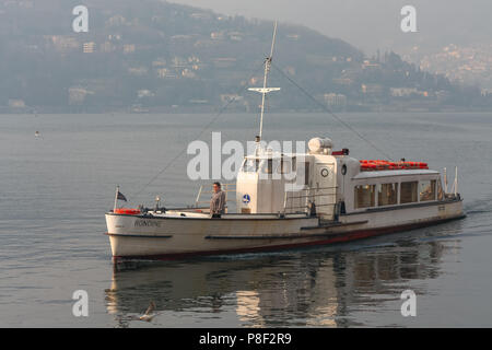 Comer see, ITALIEN/EUROPA - 21 Februar: Rondine unten Kreuzfahrt am Comer See in Italien am 21. Februar 2008. Zwei nicht identifizierte Männer Stockfoto