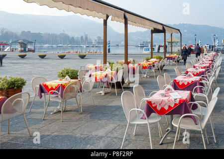 Comer see, ITALIEN/EUROPA - 21 Februar: Cafe mit keine Kunden außerhalb der Saison in Como in Italien am 21. Februar 2008. Nicht identifizierte Personen Stockfoto