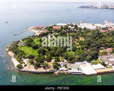 Antenne Drone Ansicht von Fenerbahce Istanbul Park in Kadiköy/Meer. Stadtbild Stockfoto
