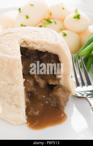 Steak und Niere pudding ein traditionelles gedämpft suet Gebäck Torte mit Ursprung aus dem Vereinigten Königreich Stockfoto