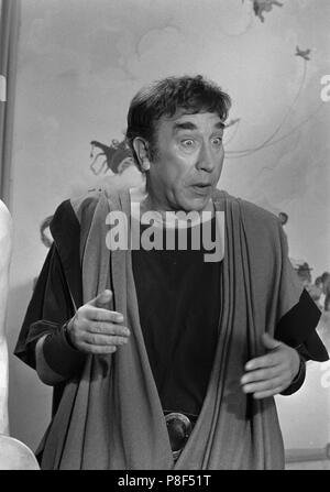 Bis Pompeji (1971) Frankie Howerd, Datum: 1971 Stockfoto