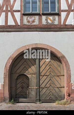 Hölzerne Tor des alten Hauses in Seligenstadt, Deutschland. Stockfoto