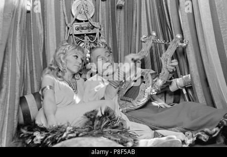 Bis Pompeji (1971) Patrick Cargill, Carol Hawkins, Datum: 1971 Stockfoto