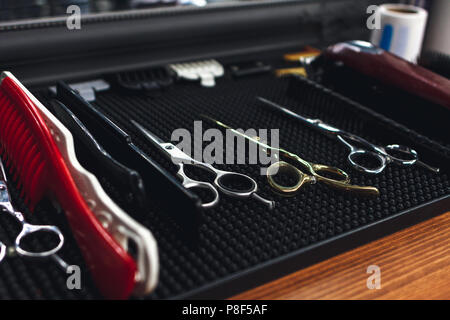 Barbershop Thema. Die Werkzeuge der Friseur. Geräte für Frisuren, Hairstyling, Schnurrbärte, Bärte. Auf dem Desktop liegen, Schere, Kamm, Attachmen Stockfoto