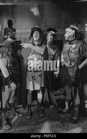 Bis Pompeji (1971) Lance Percival, Frankie Howerd, Datum: 1971 Stockfoto