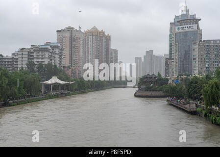 Chengdu, Provinz Sichuan, China - Juli 11, 2018: Jinjiang Fluss in der Flut nach starkem Regen in der Provinz Sichuan. Stockfoto