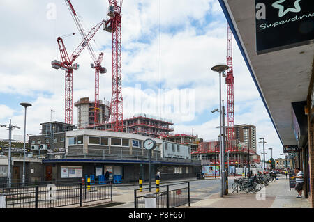 Die geschlossenen Eingang zu Finsbury Park U-Bahnstation an der Brunnen Terrasse, nördlich von London UK, mit der neuen City North Entwicklung im Bau Stockfoto