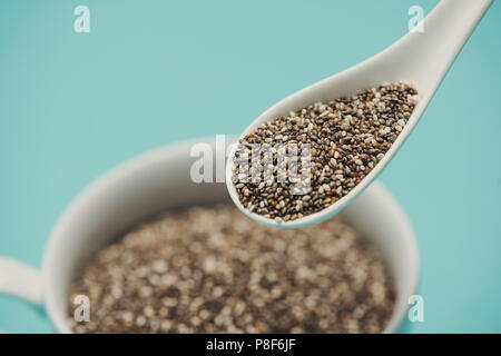 Nahaufnahme der Ealthy Chia-Samen in einem Löffel. Text-Raum. Stockfoto