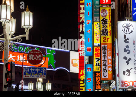 Tokyo, Japan - 19. Juni 2016: Die neonlichter von Läden, Bars und Restaurants der Ausgehviertel Shinjuku-Ku Stockfoto