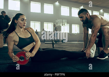 Passen junge Frau heben Barbells in einem Fitnesscenter zu trainieren Stockfoto