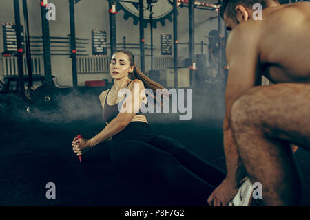 Passen junge Frau heben Barbells in einem Fitnesscenter zu trainieren Stockfoto