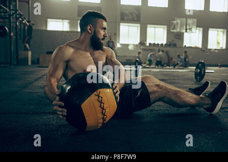 Passen junge Mann anheben Barbells in einem Fitnesscenter zu trainieren Stockfoto