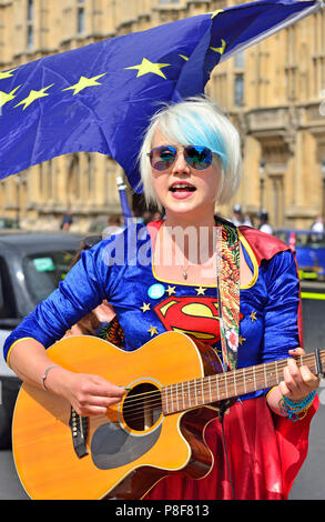 Madeleina Kay-EU-Supergirl und Junge Europäerin des Jahres 2018 - Singen ein anti-Brexit Song außerhalb des Parlaments, 10. Juli 2018 Stockfoto