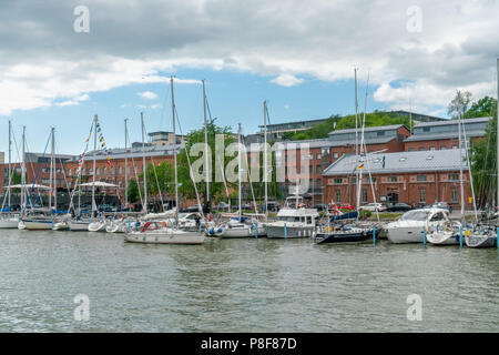 TURKU, FINNLAND - 8/7/2018: Gast Hafen oder Marina im Fluss Aura mit angelegten Segelboote. Stockfoto