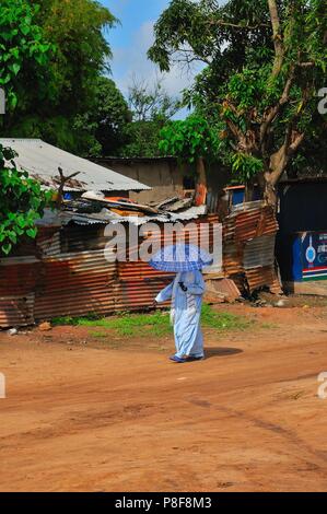 Für einen Spaziergang in Banjul Stockfoto