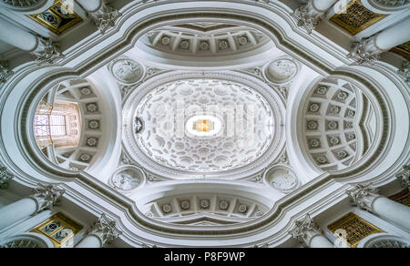 Die Kuppel in der Kirche von Saint Charles an den vier Brunnen in Rom, Italien. Stockfoto