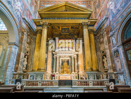 Altar des heiligen Sakraments von Pietro Paolo Olivieri konstruiert, in der Lateranbasilika in Rom. Stockfoto