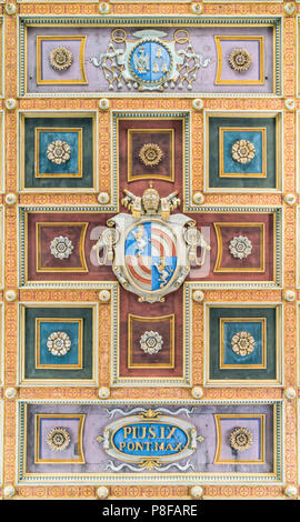 Papst Pius IX. Wappen in der Decke der Basilika von Saint Lawrence in Lucina in Rom, Italien. Stockfoto