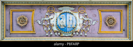 Papst Pius IX. Wappen in der Decke der Basilika von Saint Lawrence in Lucina in Rom, Italien. Stockfoto