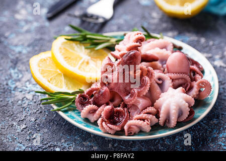 Tintenfische in der Platte mit Zitrone und Rosmarin Stockfoto