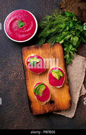 Gesund vegan Toast mit Rote Bete hummus Stockfoto