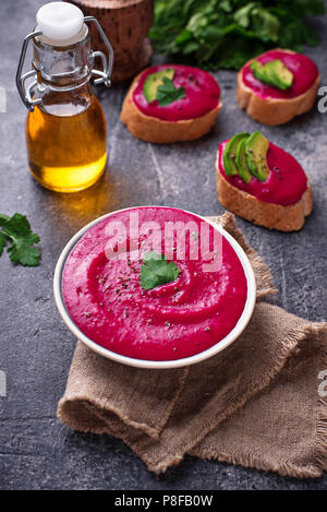 Rote Beete Hummus. Gesunde vegane Vorspeise Stockfoto