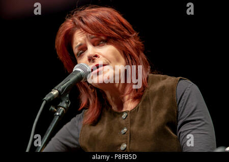 Roseanne Cash, Tochter von Johnny Cash, führt im Konzert Spielen einer Gitarre. Stockfoto