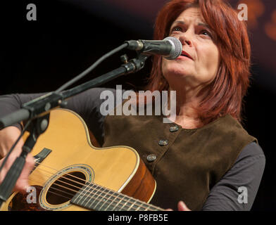 Roseanne Cash, Tochter von Johnny Cash, führt im Konzert Spielen einer Gitarre. Stockfoto