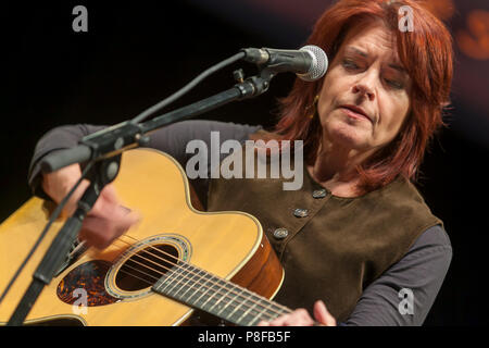 Roseanne Cash, Tochter von Johnny Cash, führt im Konzert Spielen einer Gitarre. Stockfoto