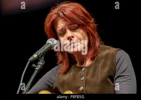 Roseanne Cash, Tochter von Johnny Cash, führt im Konzert Spielen einer Gitarre. Stockfoto